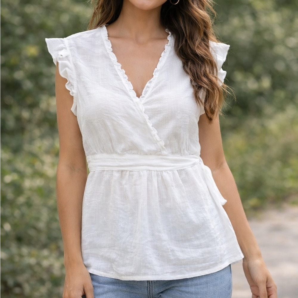 Gloria Vanderbilt white Rayon cap sleeve babydoll blouse Vneck ruffle edge large